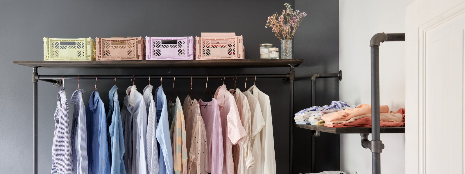Garderob med hängare + hyllor