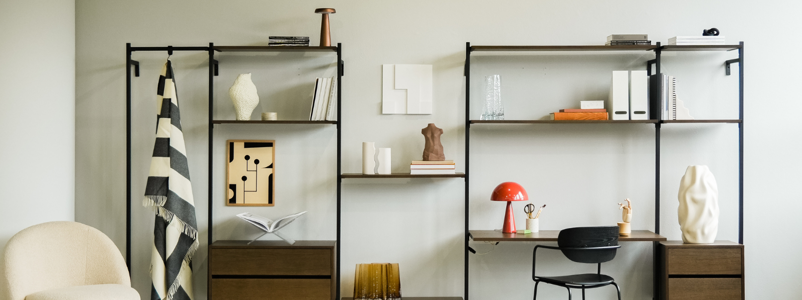 Med hängare + hyllor + skrivbord